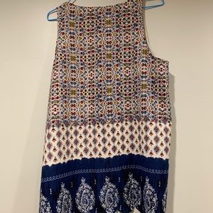 Sleeveless tank with scalloped bottom